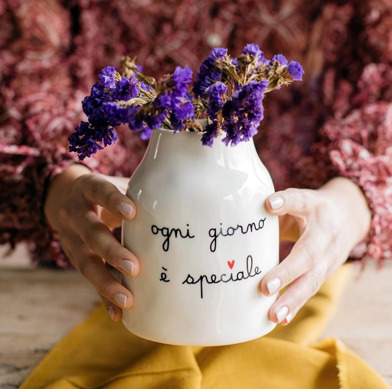 Vaso fiori in ceramica bianca con scritta “Ogni giorno è speciale”